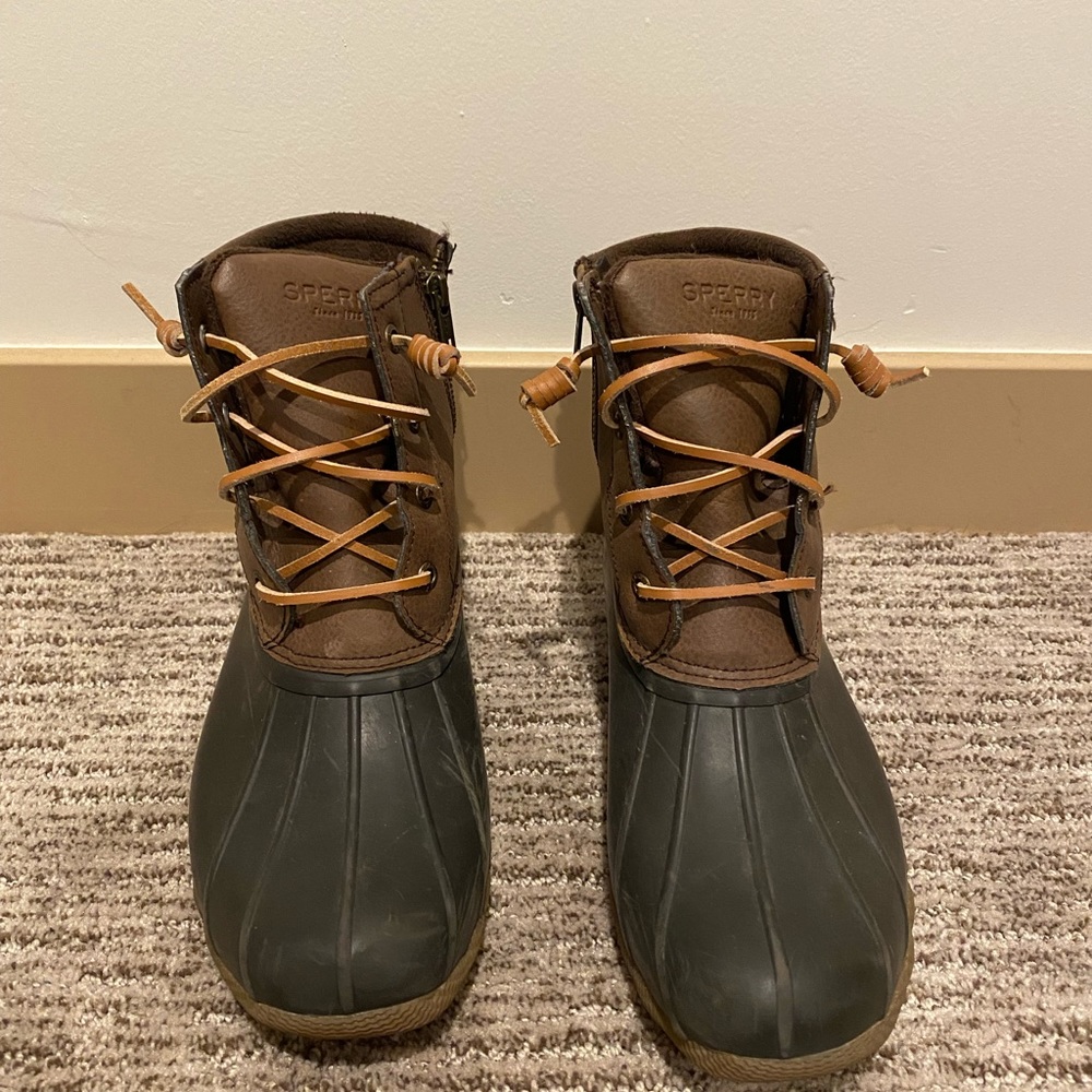 8.5 brown and black Sperry boots